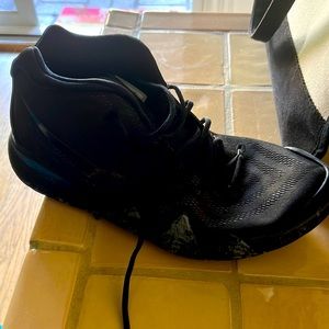 Men’s barely worn basketball shoes
